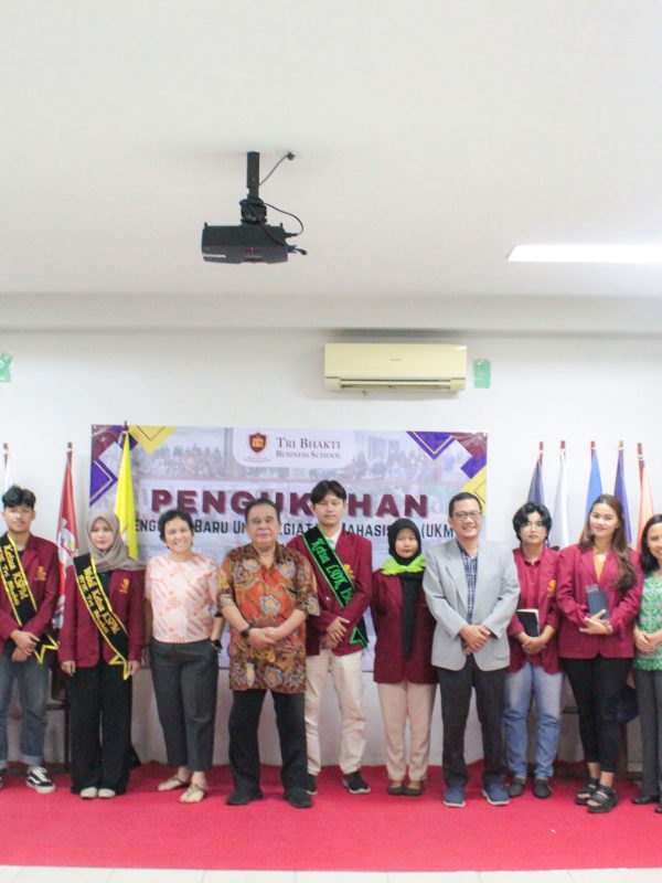 Foto bersama Unit Kegiatan Mahasiswa dan jajaran petinggi kampus