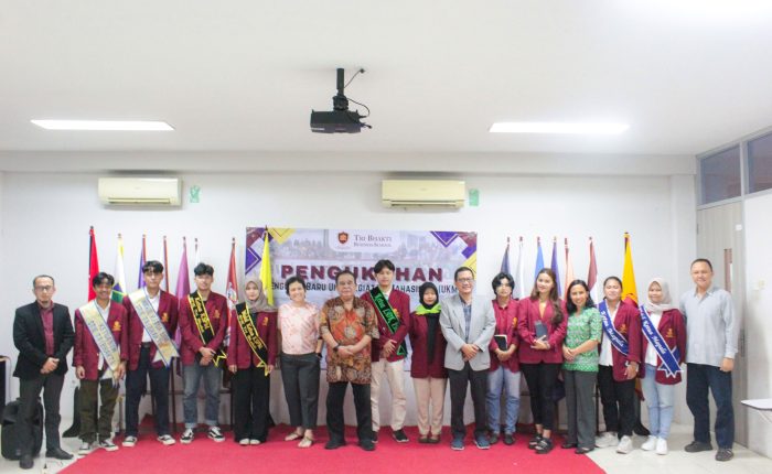 Foto bersama Unit Kegiatan Mahasiswa dan jajaran petinggi kampus