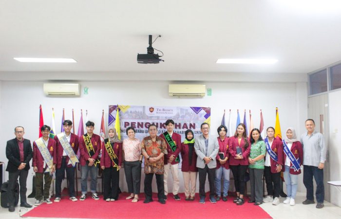 Foto bersama Unit Kegiatan Mahasiswa dan jajaran petinggi kampus