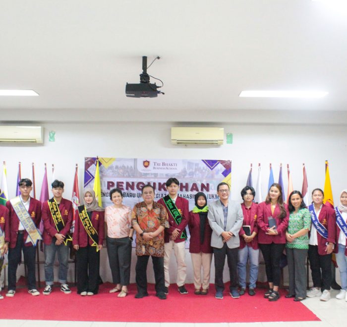 Foto bersama Unit Kegiatan Mahasiswa dan jajaran petinggi kampus