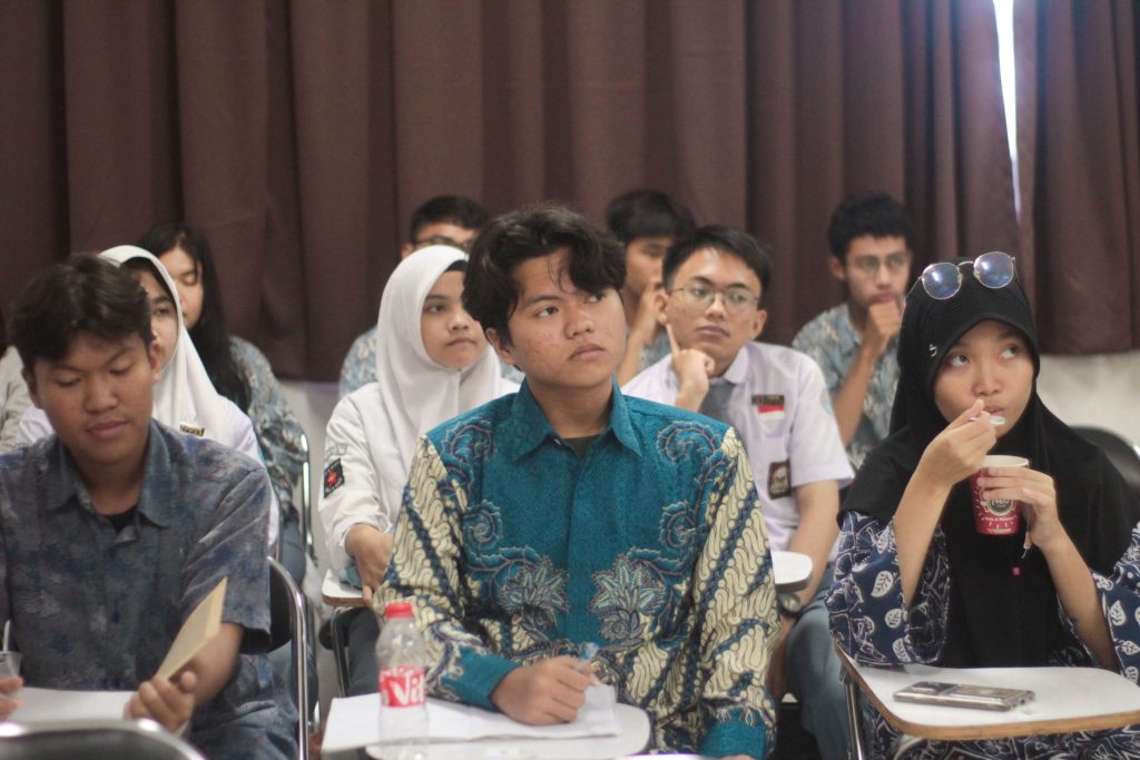 siswa-siswi SMA Kabupaten Bekasi mendengarkan pemaparan materi