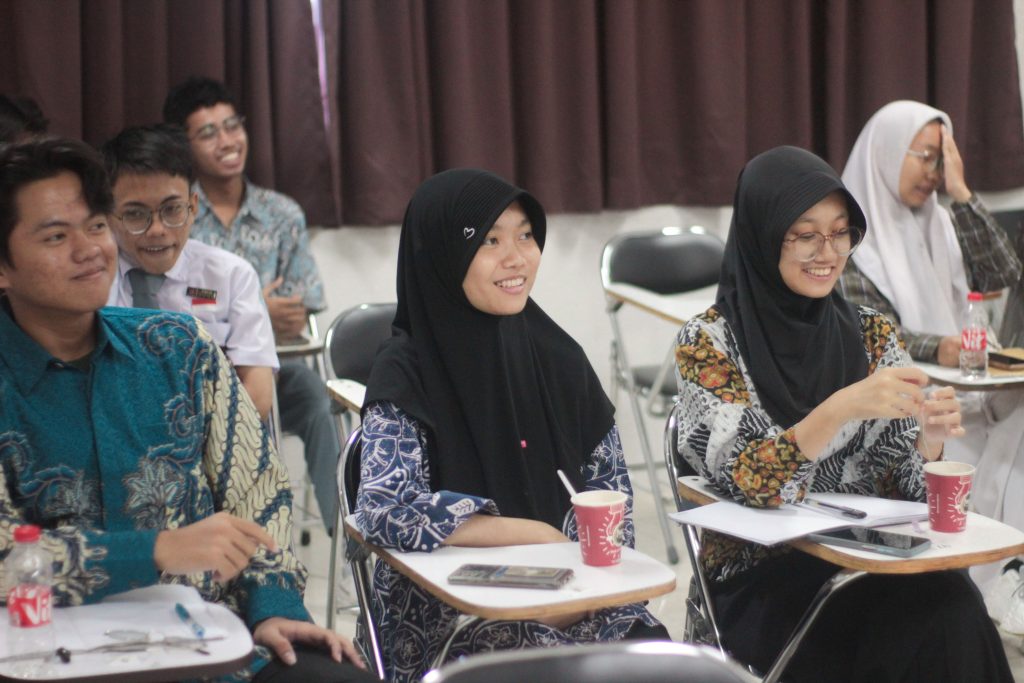 Siswa-siswi SMA Kabupaten Bekasi terlihat sangat bahagia dan antusias mendengarkan pemaparan materi