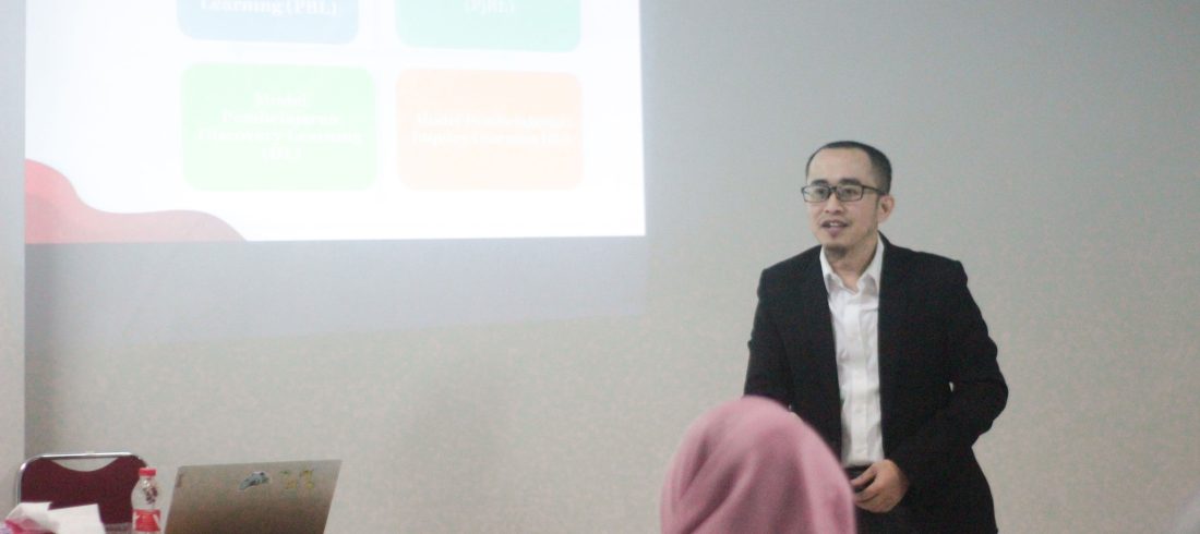 Dr. Yusuf Faisal., SE.I., M.Ak., ME. memaparkan materi ke para peserta MGMP Kabupaten Bekasi