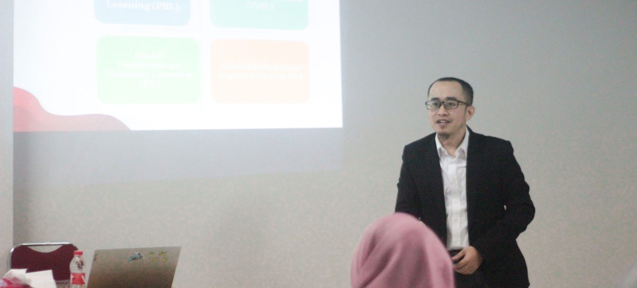 Dr. Yusuf Faisal., SE.I., M.Ak., ME. memaparkan materi ke para peserta MGMP Kabupaten Bekasi