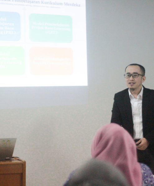 Dr. Yusuf Faisal., SE.I., M.Ak., ME. memaparkan materi ke para peserta MGMP Kabupaten Bekasi