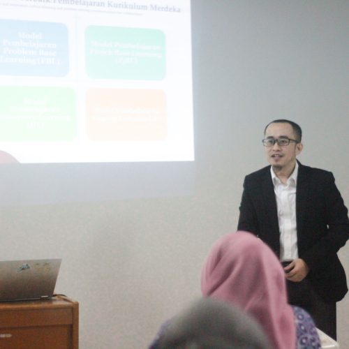 Dr. Yusuf Faisal., SE.I., M.Ak., ME. memaparkan materi ke para peserta MGMP Kabupaten Bekasi