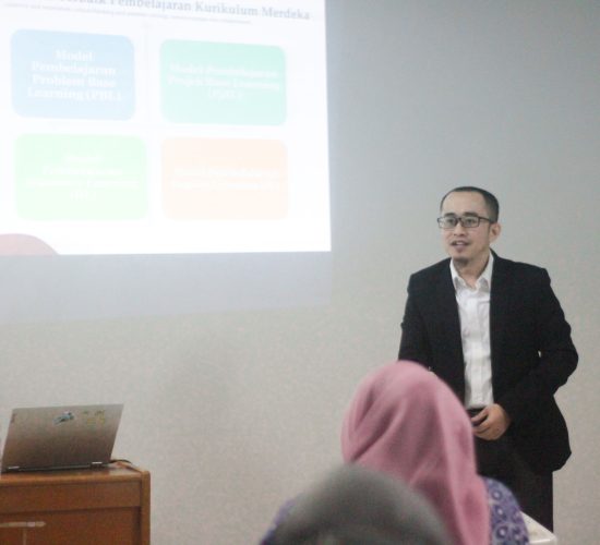 Dr. Yusuf Faisal., SE.I., M.Ak., ME. memaparkan materi ke para peserta MGMP Kabupaten Bekasi