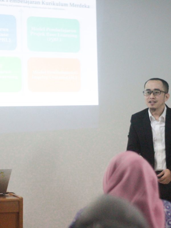Dr. Yusuf Faisal., SE.I., M.Ak., ME. memaparkan materi ke para peserta MGMP Kabupaten Bekasi