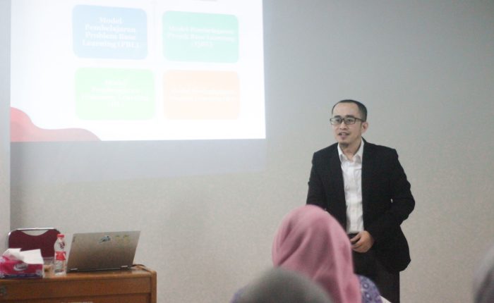 Dr. Yusuf Faisal., SE.I., M.Ak., ME. memaparkan materi ke para peserta MGMP Kabupaten Bekasi
