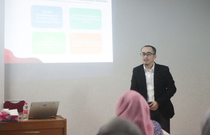 Dr. Yusuf Faisal., SE.I., M.Ak., ME. memaparkan materi ke para peserta MGMP Kabupaten Bekasi