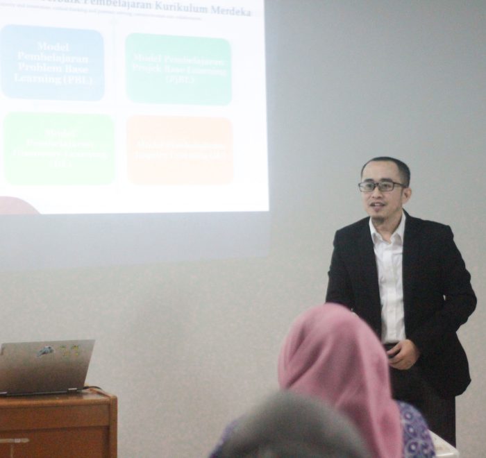 Dr. Yusuf Faisal., SE.I., M.Ak., ME. memaparkan materi ke para peserta MGMP Kabupaten Bekasi