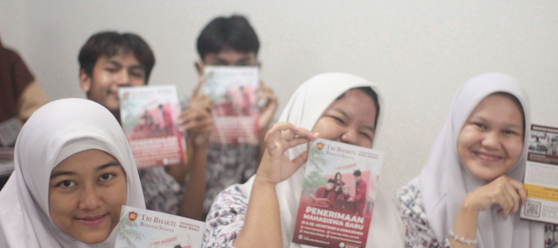 Siswa - siswi se kabupaten bekasi menunjukan brosur Tri Bhakti