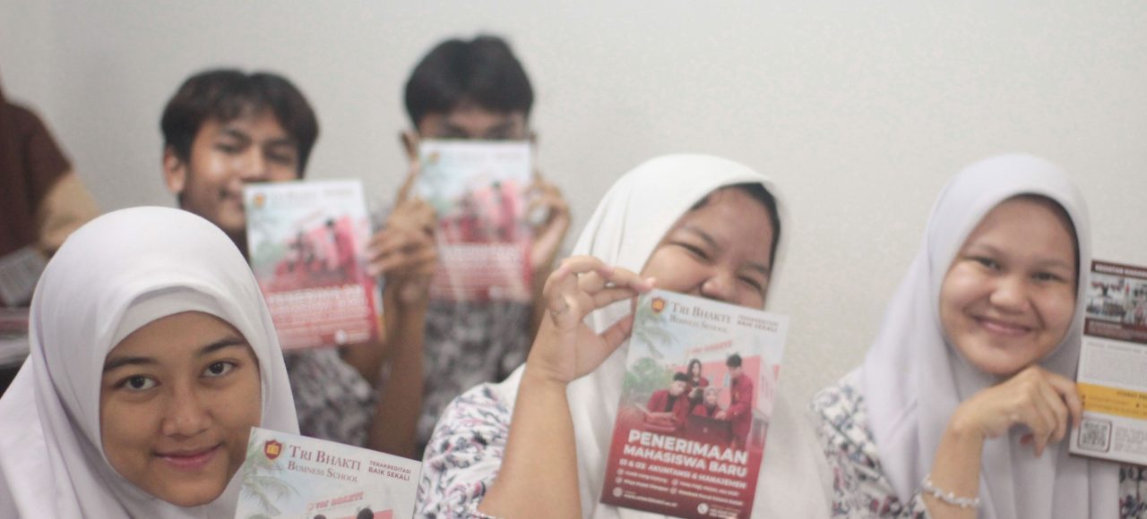 Siswa - siswi se kabupaten bekasi menunjukan brosur Tri Bhakti
