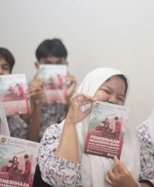 Siswa - siswi se kabupaten bekasi menunjukan brosur Tri Bhakti
