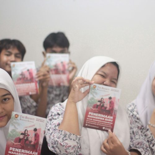 Siswa - siswi se kabupaten bekasi menunjukan brosur Tri Bhakti
