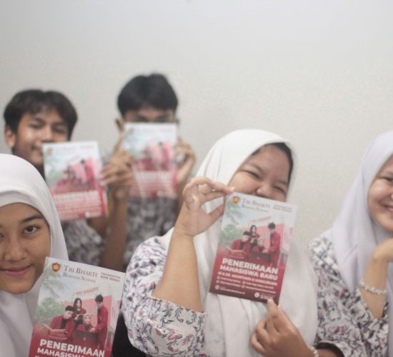Siswa - siswi se kabupaten bekasi menunjukan brosur Tri Bhakti