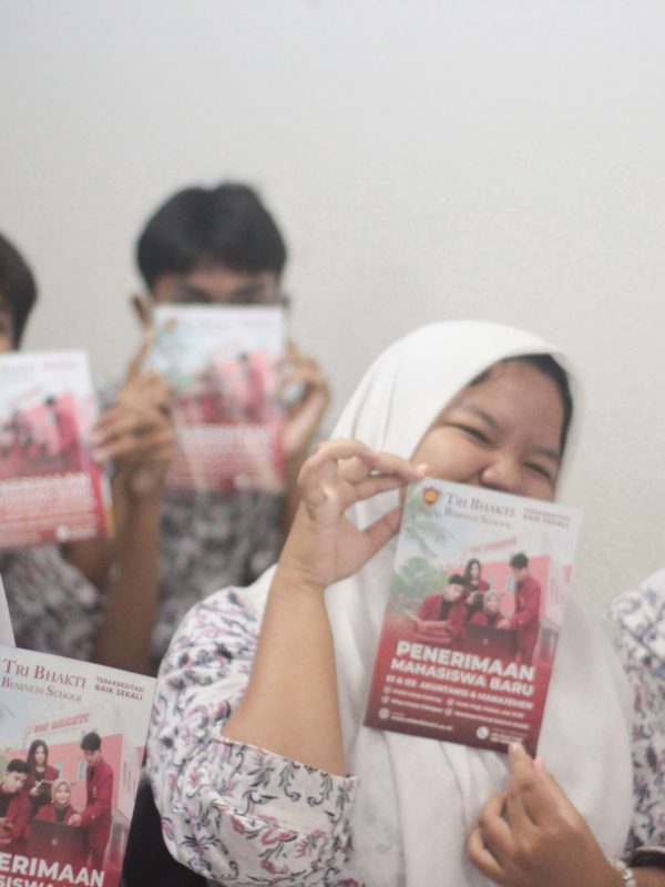 Siswa - siswi se kabupaten bekasi menunjukan brosur Tri Bhakti