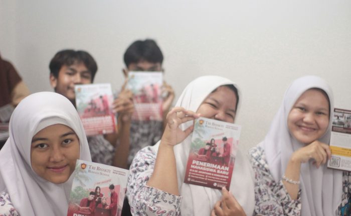 Siswa - siswi se kabupaten bekasi menunjukan brosur Tri Bhakti