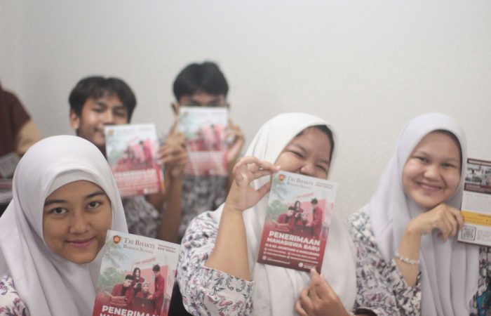 Siswa - siswi se kabupaten bekasi menunjukan brosur Tri Bhakti