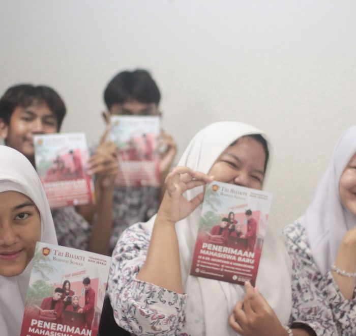Siswa - siswi se kabupaten bekasi menunjukan brosur Tri Bhakti
