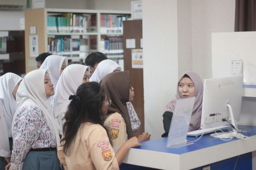 Kepala staff perpus memaparkan materi perpustakaan dan didnegarkan secara langsung oleh siswa-siswi sma Kabupaten Bekasi