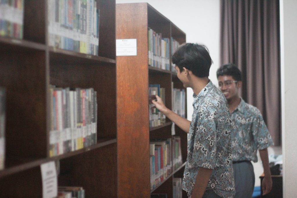 siswa-siswi SMA Bekasi melihat-lihat perpustakaan dan mengambil buku di perpustakaan Tri Bhakti Business School