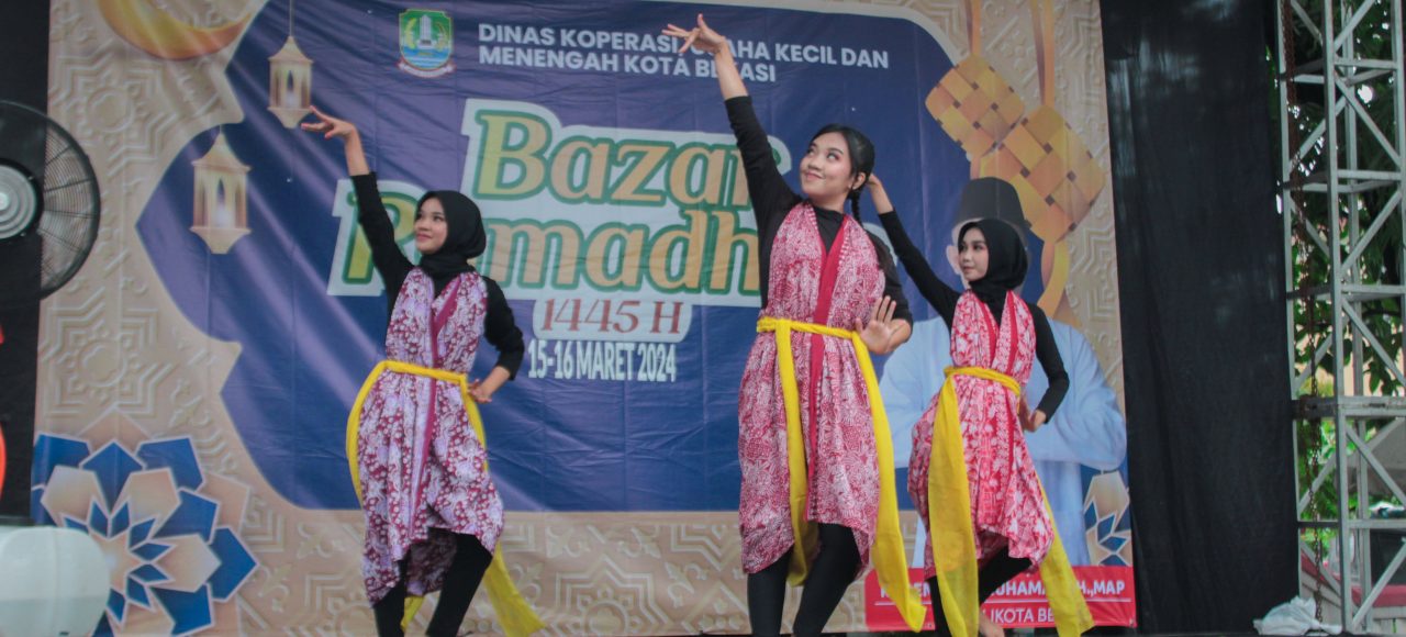 UKM 3BDC menari memeriahkan acara Bazar Ramadhan yang diselenggarakan oleh Dinas Koperasi, Usaha Kecil dan Menengah Kota Bekasi pada tanggal 15 Maret 2024