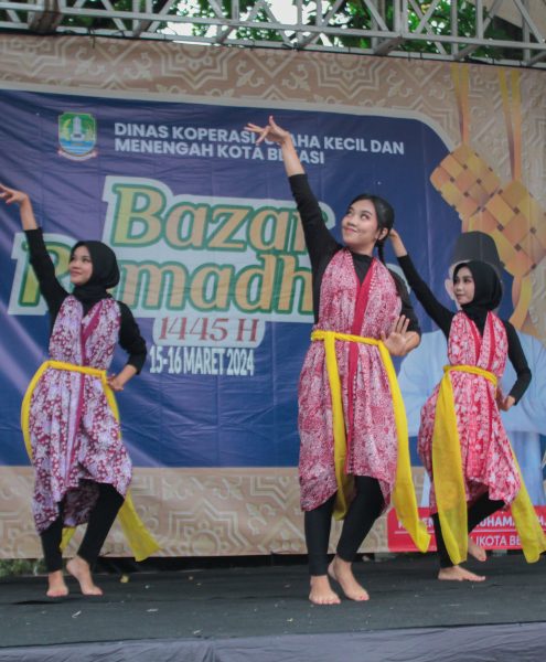 UKM 3BDC menari memeriahkan acara Bazar Ramadhan yang diselenggarakan oleh Dinas Koperasi, Usaha Kecil dan Menengah Kota Bekasi pada tanggal 15 Maret 2024