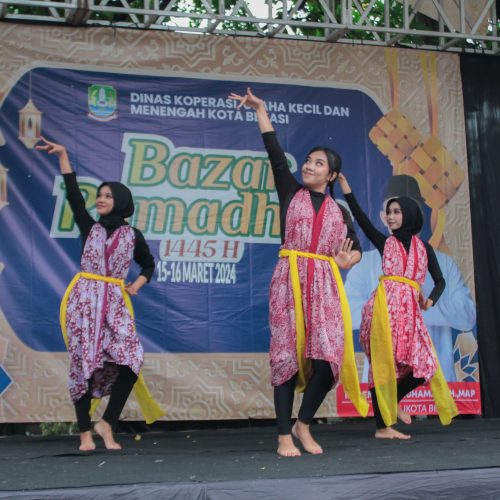 UKM 3BDC menari memeriahkan acara Bazar Ramadhan yang diselenggarakan oleh Dinas Koperasi, Usaha Kecil dan Menengah Kota Bekasi pada tanggal 15 Maret 2024