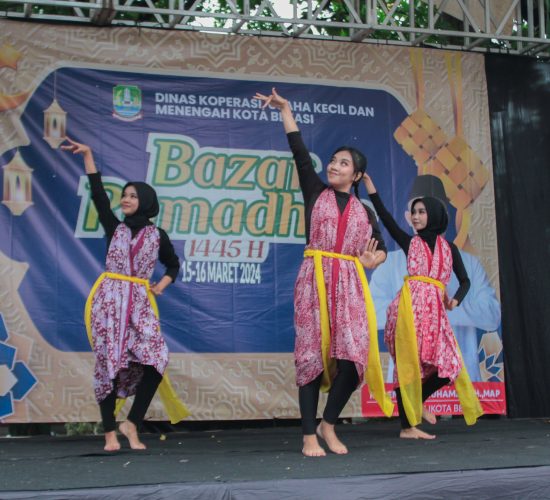UKM 3BDC menari memeriahkan acara Bazar Ramadhan yang diselenggarakan oleh Dinas Koperasi, Usaha Kecil dan Menengah Kota Bekasi pada tanggal 15 Maret 2024