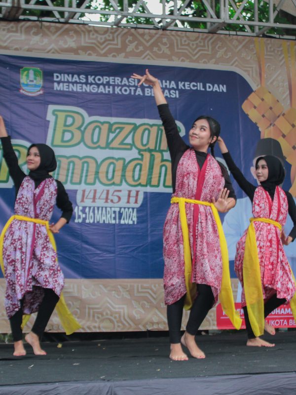 UKM 3BDC menari memeriahkan acara Bazar Ramadhan yang diselenggarakan oleh Dinas Koperasi, Usaha Kecil dan Menengah Kota Bekasi pada tanggal 15 Maret 2024
