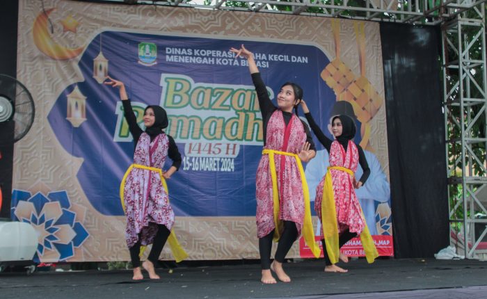 UKM 3BDC menari memeriahkan acara Bazar Ramadhan yang diselenggarakan oleh Dinas Koperasi, Usaha Kecil dan Menengah Kota Bekasi pada tanggal 15 Maret 2024