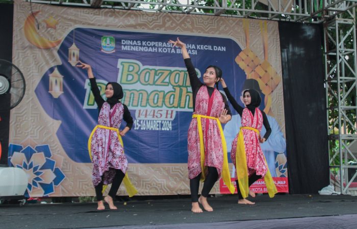 UKM 3BDC menari memeriahkan acara Bazar Ramadhan yang diselenggarakan oleh Dinas Koperasi, Usaha Kecil dan Menengah Kota Bekasi pada tanggal 15 Maret 2024