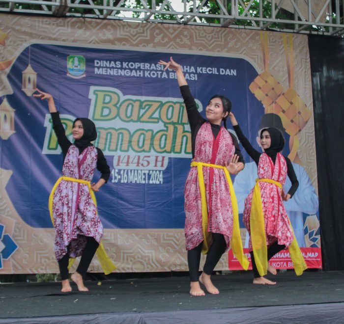 UKM 3BDC menari memeriahkan acara Bazar Ramadhan yang diselenggarakan oleh Dinas Koperasi, Usaha Kecil dan Menengah Kota Bekasi pada tanggal 15 Maret 2024