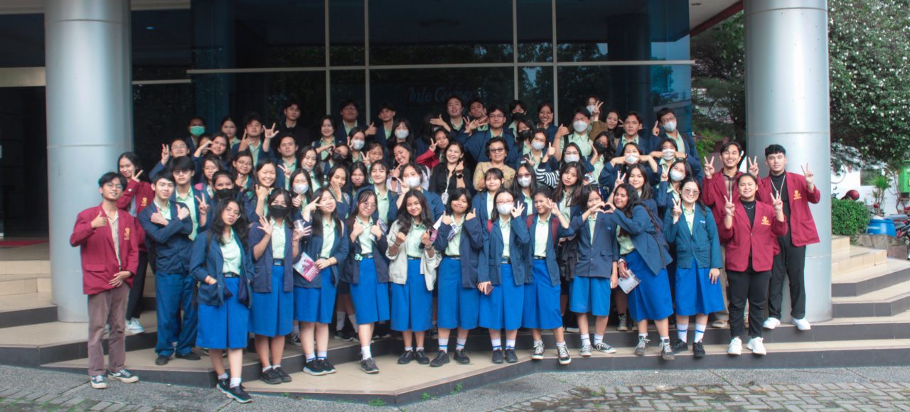Foto bersama peserta kunjungan kampus SMK Strada Budi Luhur dengan mahasiswa dan staff Tri Bhakti Business School