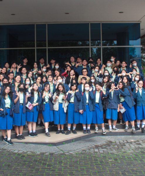 Foto bersama peserta kunjungan kampus SMK Strada Budi Luhur dengan mahasiswa dan staff Tri Bhakti Business School