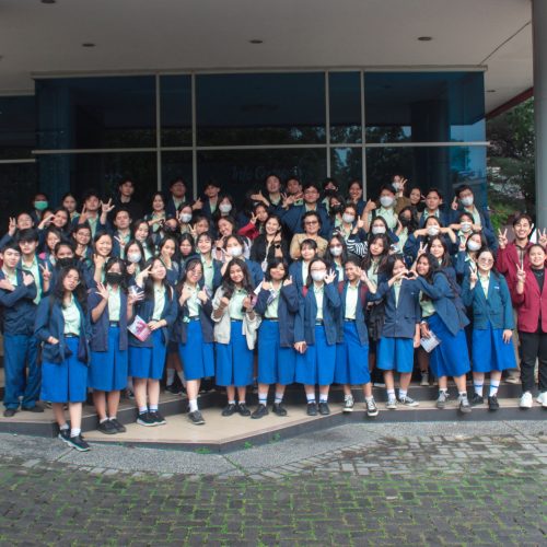 Foto bersama peserta kunjungan kampus SMK Strada Budi Luhur dengan mahasiswa dan staff Tri Bhakti Business School