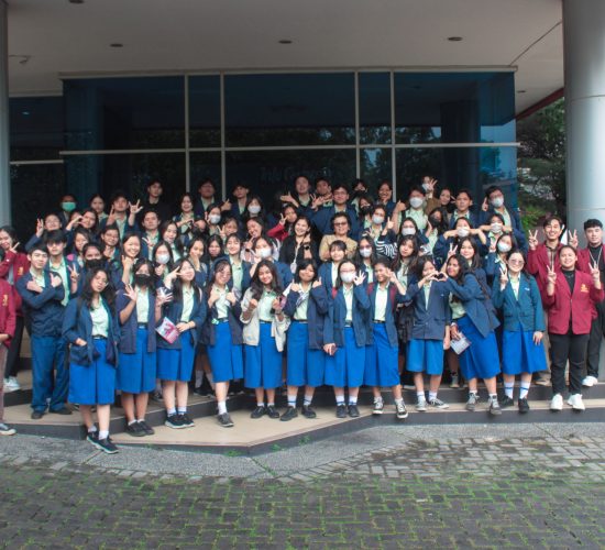 Foto bersama peserta kunjungan kampus SMK Strada Budi Luhur dengan mahasiswa dan staff Tri Bhakti Business School