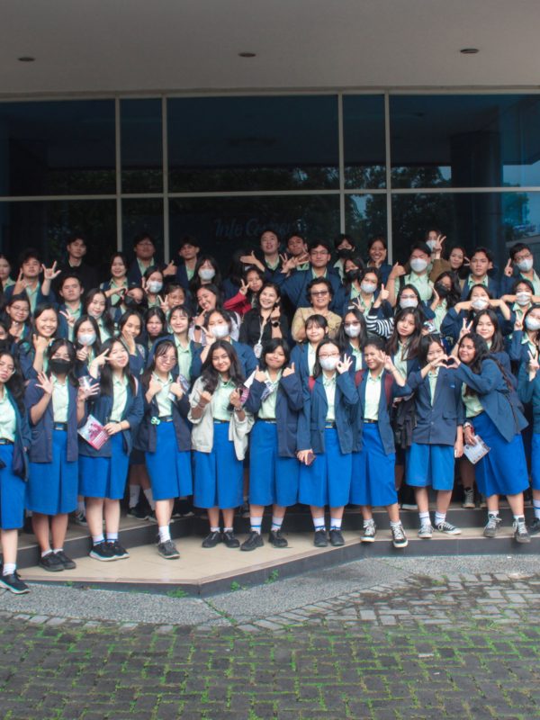 Foto bersama peserta kunjungan kampus SMK Strada Budi Luhur dengan mahasiswa dan staff Tri Bhakti Business School