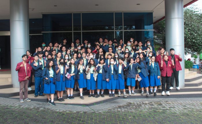 Foto bersama peserta kunjungan kampus SMK Strada Budi Luhur dengan mahasiswa dan staff Tri Bhakti Business School