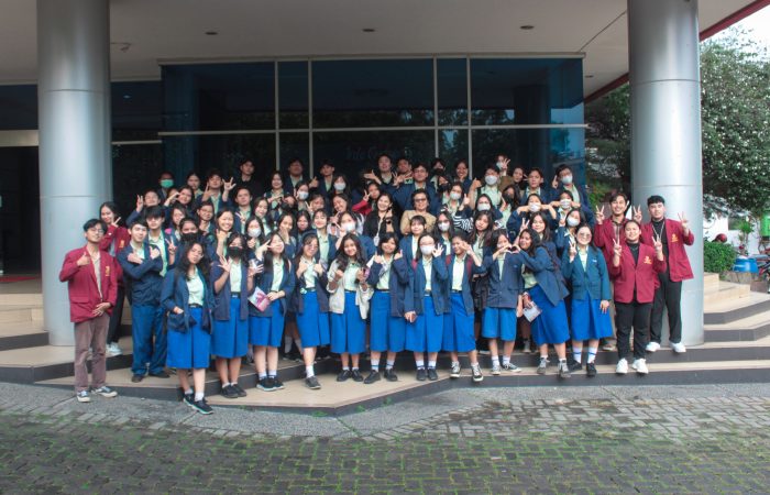 Foto bersama peserta kunjungan kampus SMK Strada Budi Luhur dengan mahasiswa dan staff Tri Bhakti Business School