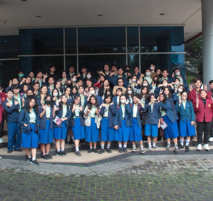 Foto bersama peserta kunjungan kampus SMK Strada Budi Luhur dengan mahasiswa dan staff Tri Bhakti Business School
