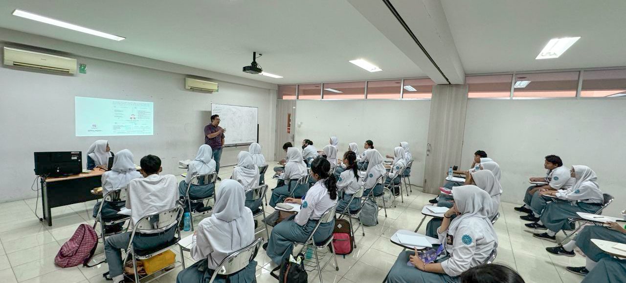 Fitrasyah Nur Mulya, S.Hum, MSM. memaparkan materi tentang kepemimpinan untuk menjadikan siswa-siswi SMAN 20 Pemimpin yang yang unggul