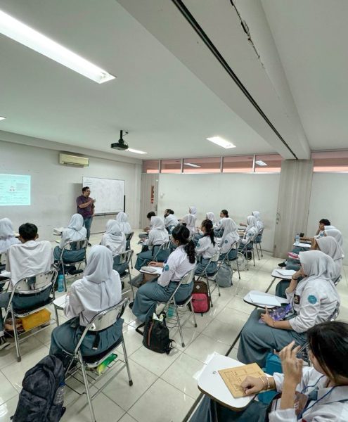 Fitrasyah Nur Mulya, S.Hum, MSM. memaparkan materi tentang kepemimpinan untuk menjadikan siswa-siswi SMAN 20 Pemimpin yang yang unggul