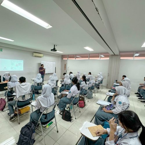 Fitrasyah Nur Mulya, S.Hum, MSM. memaparkan materi tentang kepemimpinan untuk menjadikan siswa-siswi SMAN 20 Pemimpin yang yang unggul