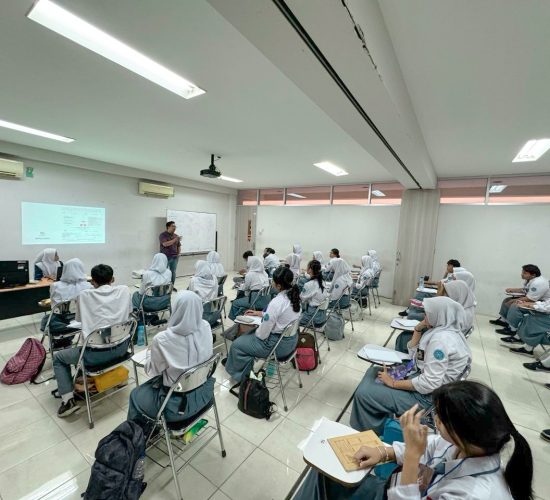 Fitrasyah Nur Mulya, S.Hum, MSM. memaparkan materi tentang kepemimpinan untuk menjadikan siswa-siswi SMAN 20 Pemimpin yang yang unggul