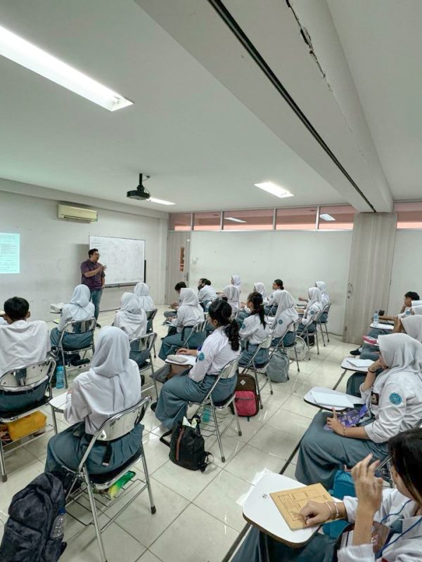 Fitrasyah Nur Mulya, S.Hum, MSM. memaparkan materi tentang kepemimpinan untuk menjadikan siswa-siswi SMAN 20 Pemimpin yang yang unggul