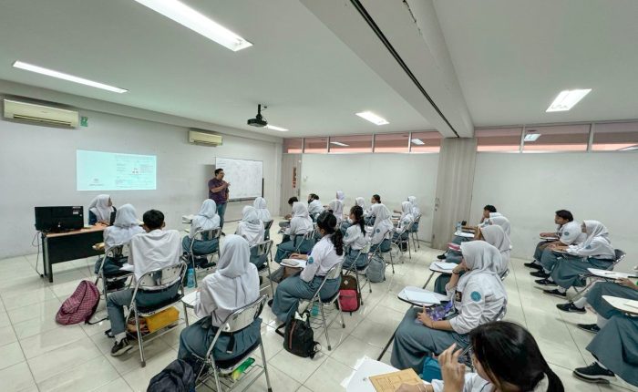 Fitrasyah Nur Mulya, S.Hum, MSM. memaparkan materi tentang kepemimpinan untuk menjadikan siswa-siswi SMAN 20 Pemimpin yang yang unggul