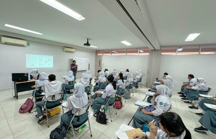 Fitrasyah Nur Mulya, S.Hum, MSM. memaparkan materi tentang kepemimpinan untuk menjadikan siswa-siswi SMAN 20 Pemimpin yang yang unggul