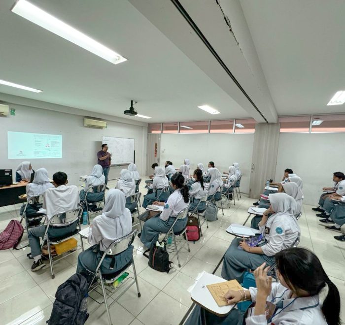 Fitrasyah Nur Mulya, S.Hum, MSM. memaparkan materi tentang kepemimpinan untuk menjadikan siswa-siswi SMAN 20 Pemimpin yang yang unggul